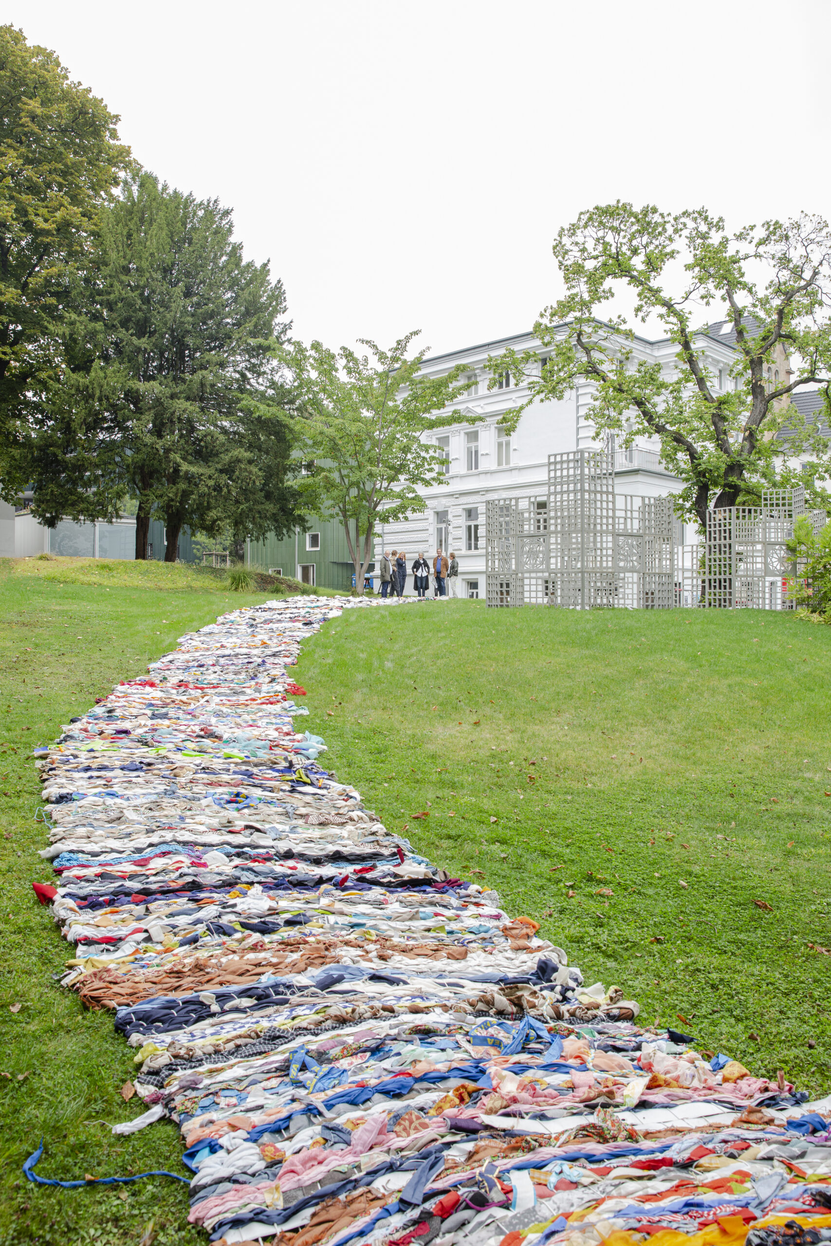 Bei dem Projekt „Neuland, 2019“ entstand aus den verschiedensten Stoffen und Materialien ein gemeinsamer Teppich für die ehemalige Textilstadt Mönchengladbach