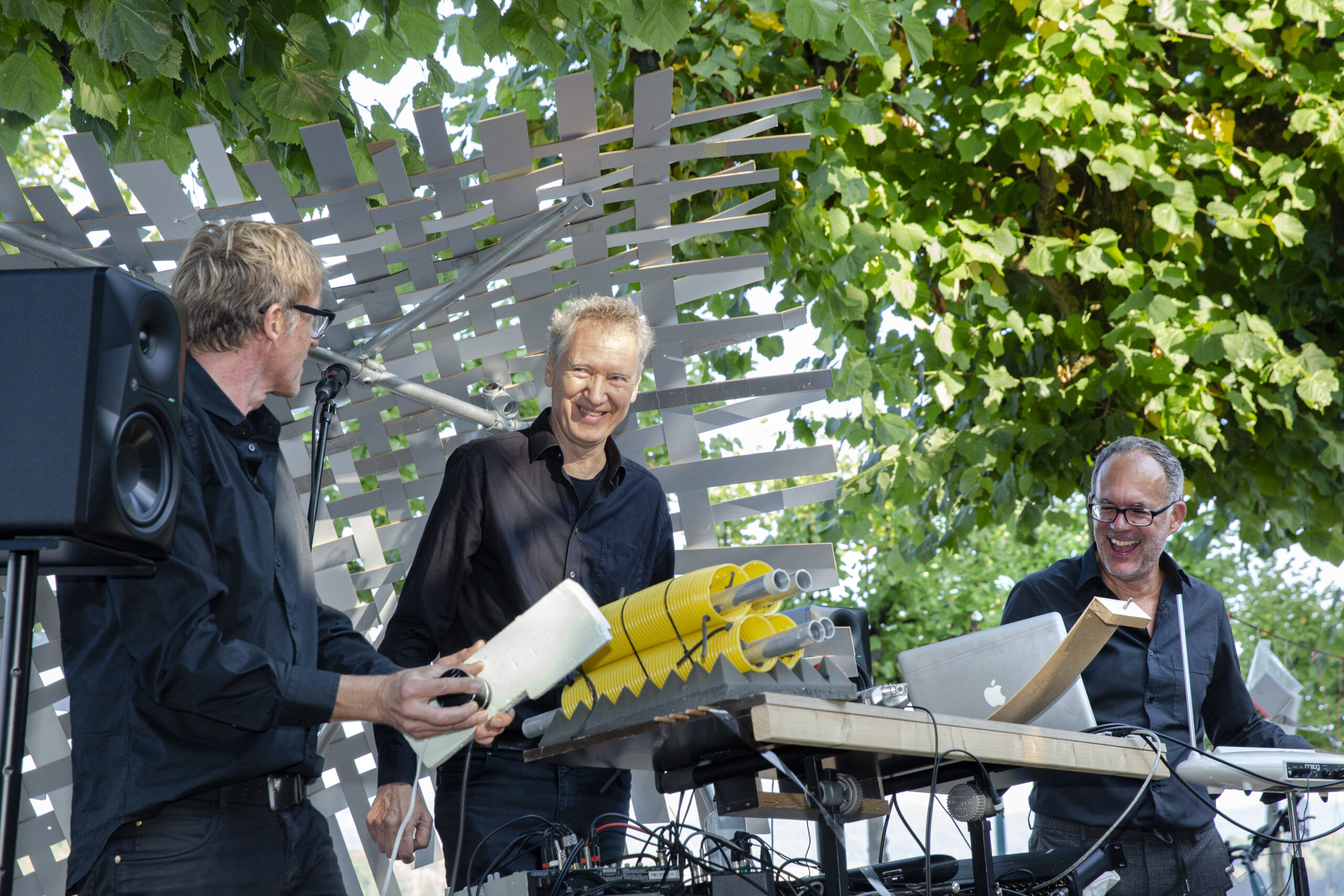Performance von „Ginger Lemon“ in Kauri#11 am Rhein-Ufer unterhalb des Campus