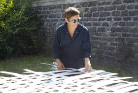 Bau einer „Kauri“-Skulptur am Rhein-Ufer mit der Kölner Künstlerin Nicola Schudy
