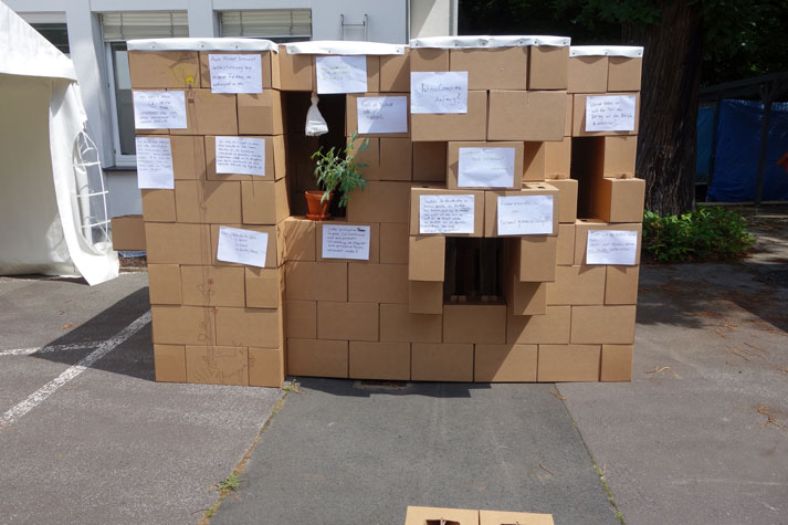 Das Haus aus Pappe mit den resümierenden Kommentaren der Summercamp-Teilnehmenden. Foto: Montag Stiftung Kunst und Gesellschaft
